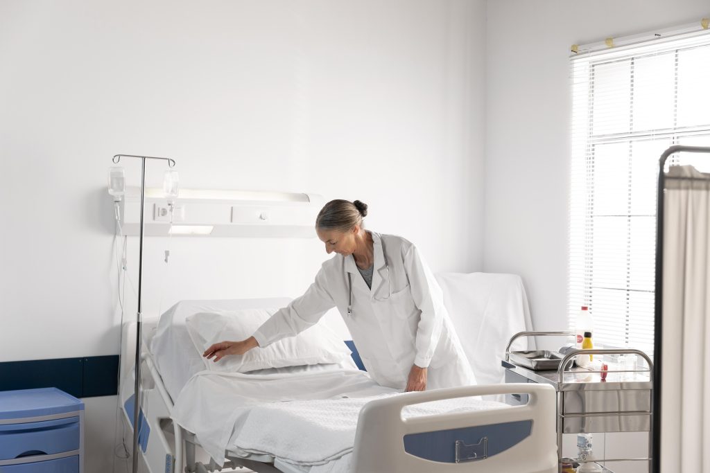 Things-to-Check-Before-Buying-a-Hospital-Bed-Online-scaled